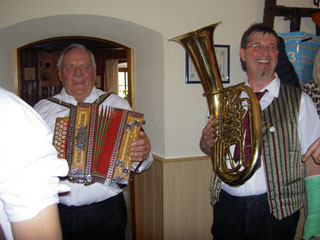 Seniorchef Stolz und Max Hobelleitner im Gastzimmer