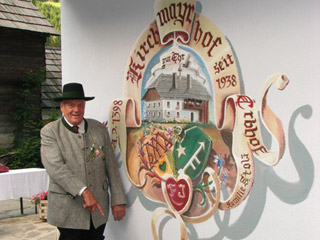 Der Kapellmeister beim Wappen des Kirchmayrhofes